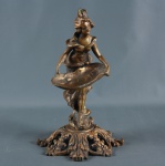 Bronze - Escultura mulher com bacia. Mede 29cm de altura.