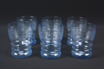 Seis copos para água em vidro azulado. Mede 10cm de altura.