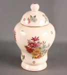 Weiss - Potiche em porcelana com decoração de flores pintadas à mão. Mede 30cm de altura. 