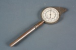 Hamilton - Antigo instrumento de medição de distância. Esta é calculada girando a rodinha na extensão da superfície a ser medida.  Mede 12cm de largura. 