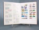 Coleção de selos tema de meios de transportes de vários países do mundo. Mede o livro 33cm x 26cm.