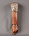 Antiga figa esculpida em jacarandá com acabamento em metal, pulseira e unhas douradas. Mede 27cm de altura.