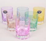 Bohemia - Seis copinhos de licor em vidro de cores variadas. Mede  6cm de altura. 