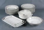 SCHMIDT- Aparelho de jantar em porcelana composto de 10 pratos rasos, 10 pratos fundos, 5 travessas e 1 sopeira. Mede 15cm de altura. 