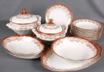 Schmidt - Aparelho de jantar em porcelana, contém 5 travessas, 11 pratos fundos, 1 sopeira e 1 legumeira. Mede 32cm x 18cm de altura sopeira. Mede 26cm x 41cm de largura a travessa.