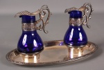 Eberle - Galheteiro em vidro azul com bandeja em metal prateado. Mede 11cm de altura a jarra. 