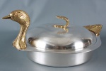 Legumeira em forma de ave de metal, com detalhes em dourado. Mede 45cm x 35cm x 18cm de altura.