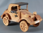 Miniatura de carrinho em madeira Mede 33cm x 17cm de altura. 