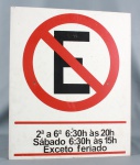 Placa em metal sinalizando estacionamento proibido Mede 50cm x 60cm de altura. 