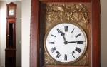 Relógio de coluna com caixa em madeira com maquinário francês. Mede 2,69m de altura.  Revisado e funcionado.