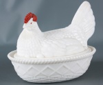 Interessante galinha milk glass americano crista na cor vermelha. Mede 19cm x 16cm de altura.
