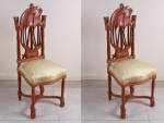 Duas cadeiras com encosto representando uma falua  (embarcação antiga). Assentos estofados em brocado de seda. Mede 38cm x 42cm x 1.04m. Em ótimo estado.