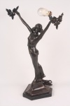 Luminária de mesa em petit-bronze moldado com bela figura feminina. Mede 55cm de altura. Funcionado.