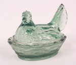 Antiga manteigueira em forma de galinha em vidro na cor verde. Mede 15cm x 12cm de altura.