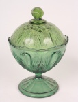 Compoteira Lágrima em vidro antigo na cor verde. Mede 20cm de altura.