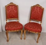 Par de cadeiras em estilo transição Luis XV/XVI. Madeira ricamente entalhada e dourada. Estofamento em brocado de seda em perfeito estado de conservação. Mede 48cm x 41cm x 95cm de altura.