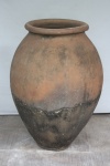 Grande pote de barro que era usado no norte de Minas para armazenar água no tempo da seca. Mede 52cm x 52cm de altura. 
