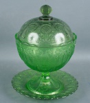 Compoteira Uvinha em vidro na cor verde com pratinho. Mede 20cm de altura.