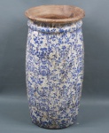 CN214 Jarro em cerâmica com decoração floral azul. Mede 46 cm de altura.