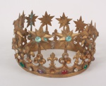 Coroa sacra de metal dourado, cravejadas com pedras coloridas. Mede 13cm de diâmetro x 10cm de altura. No estado.