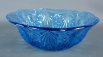 Saladeira em vidro antigo na cor azul. Mede 22cm de diâmetro x 7cm de altura.