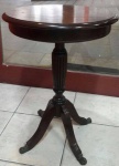 Belíssima mesa lateral, da déc. de 50, no estilo inglês, de madeira nobre, pés de bicho em bronze. Med. 45cm de diâmetro. 50cm de altura. Retirada em Angra dos Reis - RJ.
