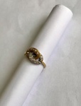 JOIA- Delicado anel em ouro branco e amarelo, ricamente cravejado por brilhantes. Modelo entrelaçado. Aro. 15