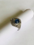 JOIA- Belíssimo anel em ouro branco, adornado por brilhantes, galeria central composta por linda pedra em Safira azul. Modelo Art Déco.  Aro. 21