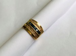 JOIA- Elegante anel em ouro 18k, cravejado por brilhantes, galeria central composta por lindas pedras em Safira azul. Modelo anos 40. Aro. 17.