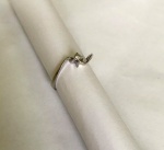 JOIA- Lindo anel solitário, modelo retorcido, ouro branco, cravejado por linda pedra em brilhante. Aro 18