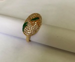 PRATA- Belo anel em prata amarela 925, cravejado por zircônias brancas e esmalte verde representando rã. Aro. 22