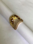 PRATA- Belo anel em prata amarela 925, cravejado por zircônias brancas.  Aro. 19