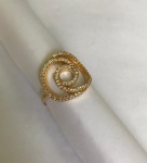 PRATA- Belo anel em prata amarela 925, cravejado por zircônias brancas.  Aro. 20