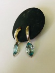 JOIA- Espetacular par de brincos pendentes em ouro branco, cravejado por linda pedra em topázio azul. Med, aprox. 4cm