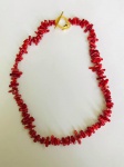 BIJUTERINA FINA- Lindo colar/gargantilha com contas coral vermelho representando galhos. Fecho banhado a ouro. Med. 20cm(fechado)