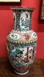 Belíssimo vaso de porcelana oriental, no estilo Mandarim. Med. 40cm de altura.