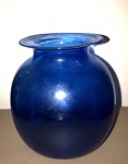 Belo vaso de estilo contemporâneo,  vidro, feitio balaústre, azul. Med. 35cm de altura.