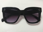 Belo óculos feminino para sol, armação na cor preta e lentes fumê. Designer ao gosto Dior.