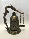 COLEÇÃO- Belo sino Chinês dito Korean Bell, em metal. Rico em desenhos. Objeto decorativo. Med. 13cm
