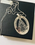 JOIA- Magnífico colar com pingente representando Nossa Senhora Aparecida com banho de ouro branco, cravejado por zircônias. Med. 30cm (colar) e 6cm (pingente)