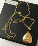 JOIA- Lindo colar com pingente em formato de gota, gravado "FÉ'', banhado a ouro. Med. 25cm (colar fechado) e 4cm (pingente)
