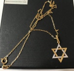 JOIA- Lindo colar com pingente representando Estrela de Davi, banhado a ouro branco e amarelo. Med. 22cm (colar fechado) e 3cm (pingente)