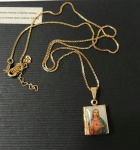 JOIA- Lindo colar com pingente representando relicário com  imagem de Jesus e Nossa Senhora. Med. 22cm (colar fechado, possui extensor) e 3cm ( pingente)