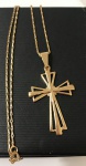 JOIA- Belo colar com pingente representando cruz, banhado a ouro. Med. 22cm (colar fechado) e 5cm (pingente)