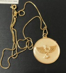 JOIA- Belo colar  e pingente com medalhão estilo madrepérola representando Divino Espírito Santo, banhado a ouro. Med. 22cm (colar fechado) e 4cm (pingente)