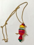 BIJUTERIA FINA- Belíssimo colar feminino representando Pássaro ricamente cravejado por pedras coloridas. Med. 35cm (colar fechado) e 9cm (pingente)