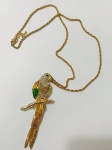 BIJUTERIA FINA- Belíssimo colar feminino representando Pássaro ricamente cravejado por pedras coloridas. Med. 35cm (colar fechado) e 11cm (pingente)