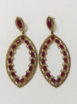 BIJUTERIA FINA- Belíssimo par de brincos pendentes ao gosto Indiano. Metal dourado e pedras a cor rosa.  Med. 9cm