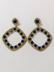 BIJUTERIA FINA- Belíssimo par de brincos pendentes ao gosto Indiano. Metal dourado e pedras a cor azul.  Med. 8cm