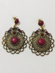 BIJUTERIA FINA- Belíssimo par de brincos pendentes ao gosto Indiano. Metal no estilo ouro envelhecido e pedras na cor vermelha. Med. 7cm
